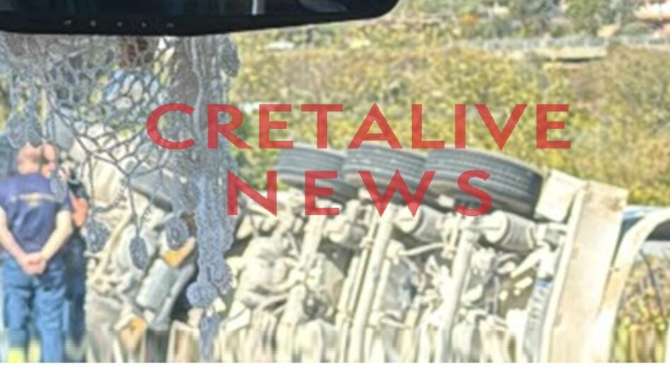 Ηράκλειο: Δίπλωσε νταλίκα που μετέφερε χωματουργικά - Βίντεο και φωτογραφίες