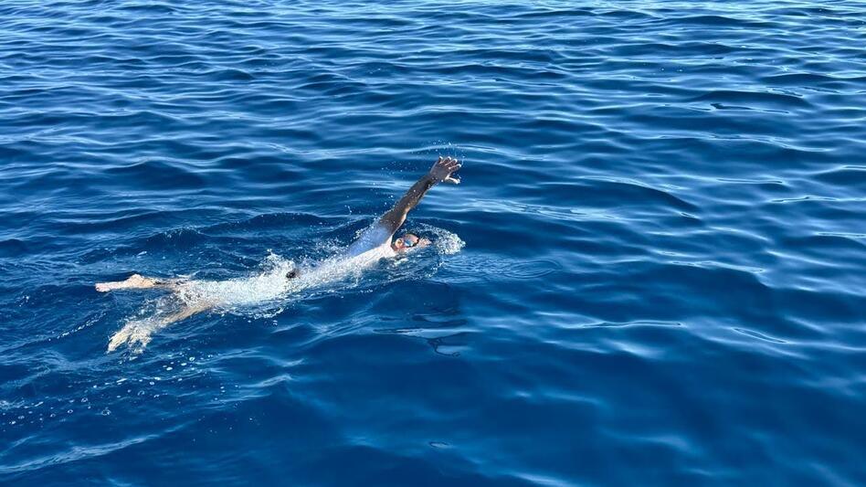 Από την Πάφο στην Αγία Νάπα κολυμπώντας 170 χιλιόμετρα