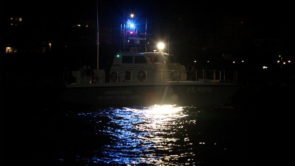 Αλλεπάλληλες διασώσεις μεταναστών νότια της Κρήτης - Νέα επιχείρηση για 29 άτομα, ανάμεσα τους γυναίκες και βρέφος 18 μηνών