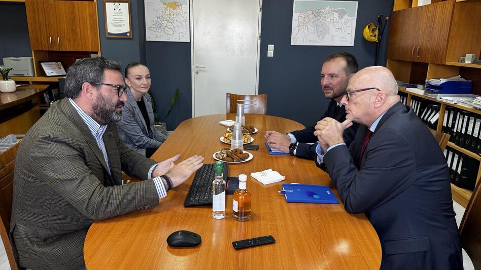 Με κρητικό κέρασμα... η συνάντηση του υπό διαπίστευση Πολωνού Πρέσβη με τον Γιώργο Σισαμάκη!