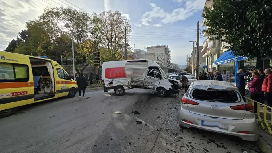 Πτολεμαΐδα: ΙΧ καρφώθηκε σε βαν και μετά πάνω σε παρκαρισμένα ΙΧ– Δύο σοβαρά τραυματίες
