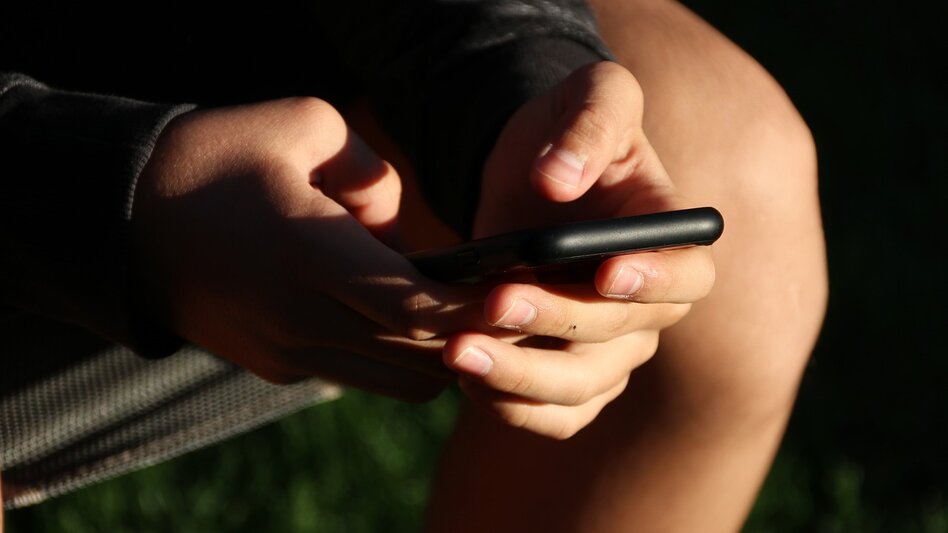 Live: Η συνέντευξη Τύπου για την πρόσβαση των ανηλίκων στα social media