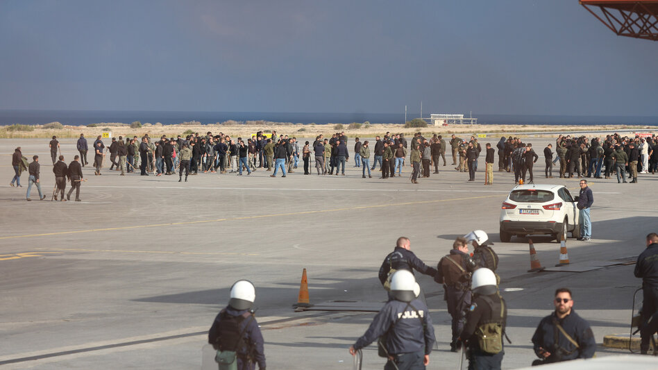Ηράκλειο - Αγροτικό Συλλαλητήριο: Στην πίστα του αεροδρομίου έφτασαν οι αγρότες 