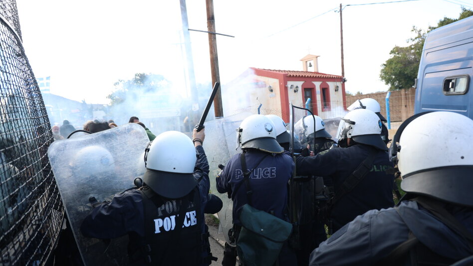Ηράκλειο - Συλλαλητήριο αγροτοκτηνοτρόφων: Ένταση στο αεροδρόμιο, ρίψη χημικών και πετροπόλεμος - Βίντεο και φωτογραφίες