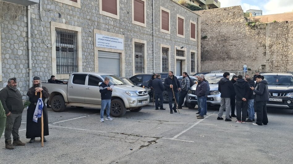 Υπό κατάληψη και τα γραφεία της ΑΑΔΕ μετά την Αποκεντρωμένη- Κλιμακώνουν οι κτηνοτρόφοι!