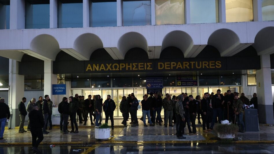 Ηράκλειο: Αγροτικός "κλοιός" στο αεροδρόμιο, στον απόηχο των χθεσινών επεισοδίων με χημικά και πετροπόλεμο