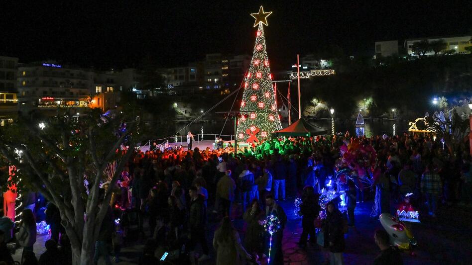 Φωταγωγήθηκε το χριστουγεννιάτικο δέντρο στη λίμνη του Αγίου Νικολάου