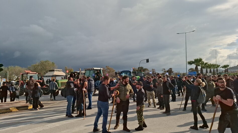 Ηράκλειο - Αγροτικό Συλλαλητήριο: Στην πίστα του αεροδρομίου έφτασαν οι αγρότες 