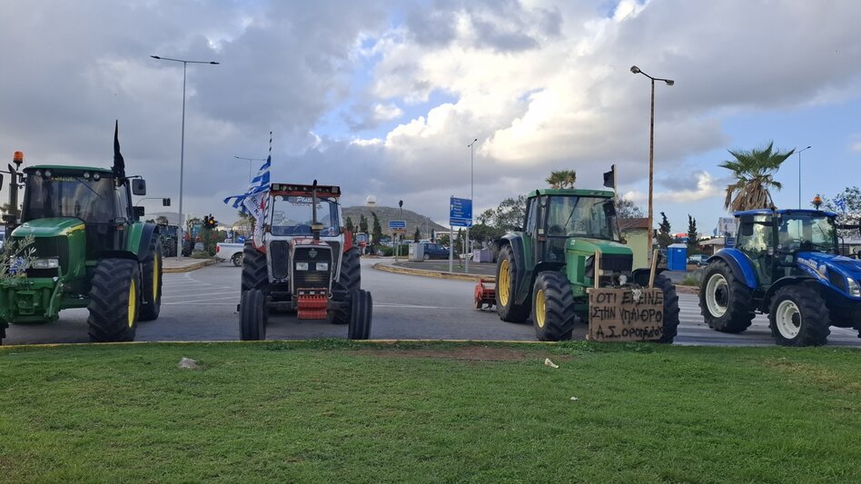 Ηράκλειο: Παραμένουν στο αεροδρόμιο οι αγρότες, εν αναμονή των αποφάσεών τους