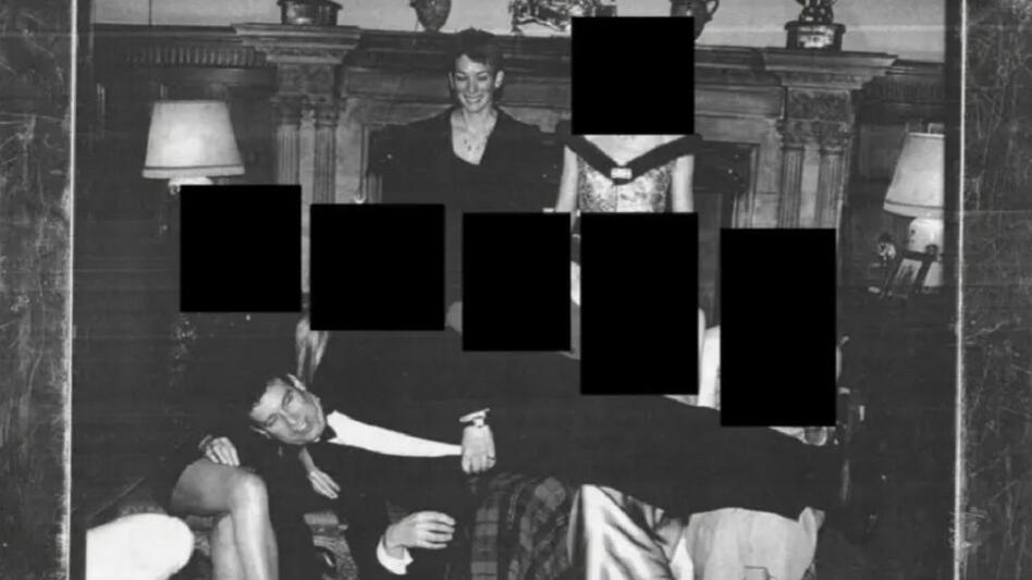 Τα αρχεία του Έπσταϊν αποκαλύπτουν φωτογραφία του έκπτωτου πρίγκιπα Άντριου
