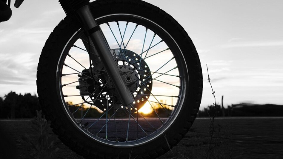 Τροχαίο Κοκκίνη: την τραυμάτισε, σκότωσε το σκυλί της και εγκατέλειψε το σημείο ο δικυκλιστής 