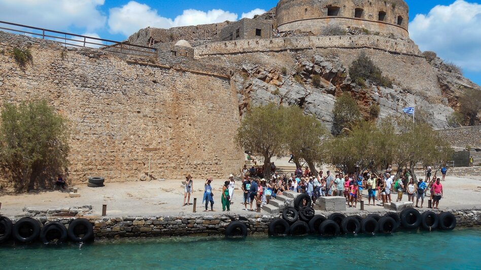 Ο πρώτος ρεπόρτερ που επισκέφτηκε τους λεπρούς στη Σπιναλόγκα το 1929, σ’ ένα συγκλονιστικό οδοιπορικό!