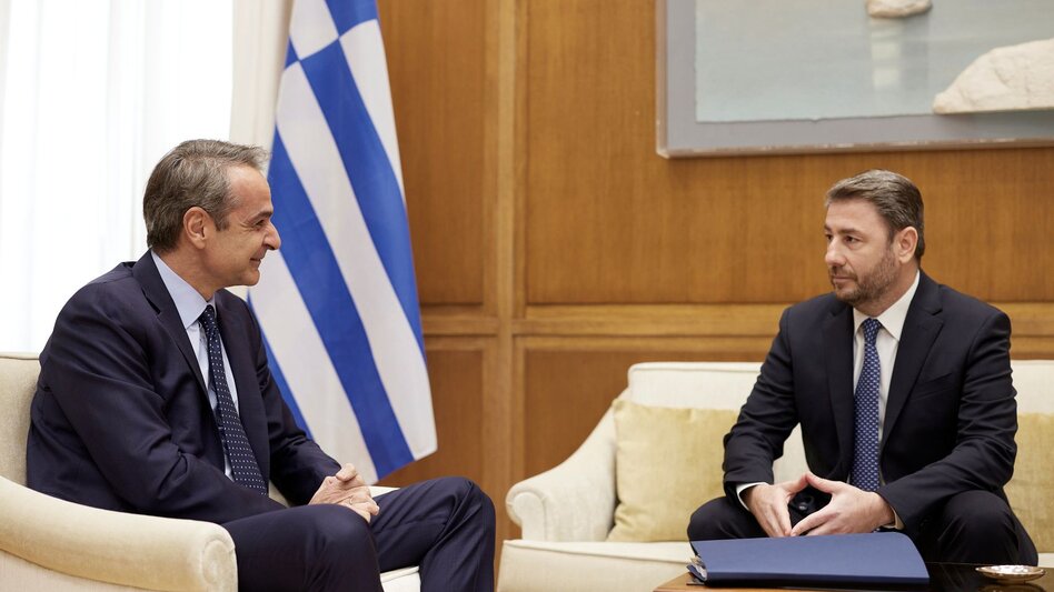 Ο Κυριάκος Μητσοτάκης, οι αρχηγοί κομμάτων και η μπίρα με τον Νίκο Ανδρουλάκη!