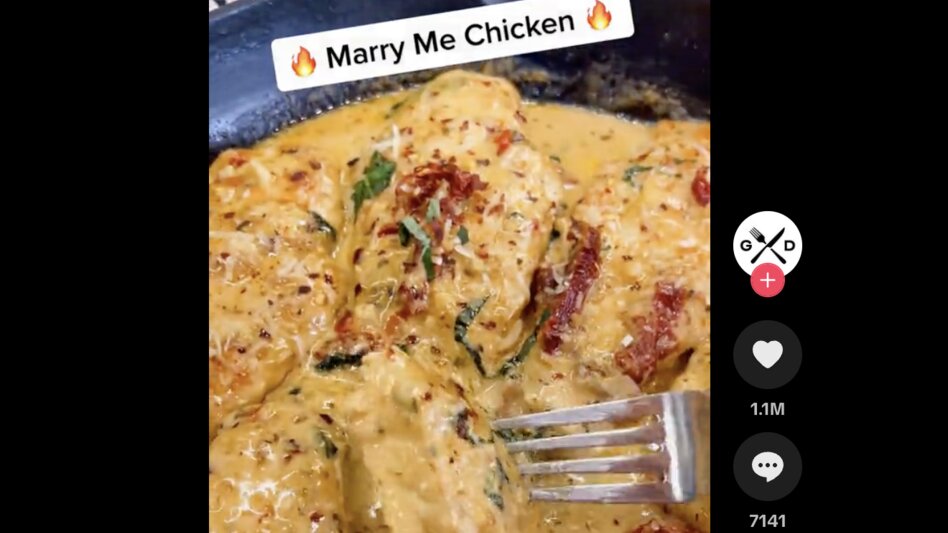 Τι είναι το Marry Me Chicken και γιατί έγινε η Νο2 πιο viral συνταγή παγκοσμίως του 2025;