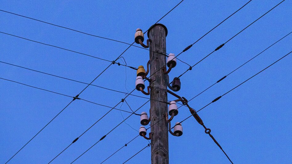 Ηράκλειο: τηλεφωνούσαν επί μέρες για τους σπινθήρες στον στύλο της ΔΕΗ, έγινε έκρηξη και τώρα τουρτουρίζουν στο κρύο 