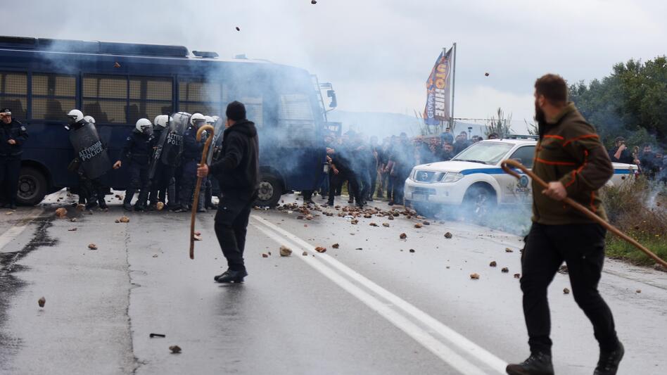 Κρήτη: Στηρίζουν τους αγρότες, καταγγέλλουν την κυβέρνηση και την “αστυνομοκρατία”