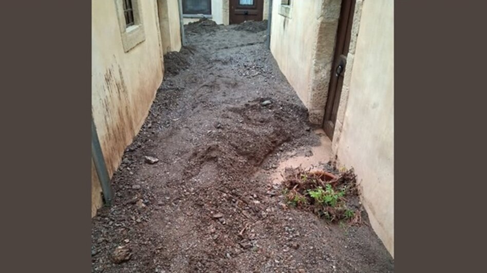 Κακοκαιρία "Byron": Μεγάλες ποσότητες λάσπης στη Μονή Επανωσήφη μετά τα έντονα φαινόμενα - Φωτογραφίες