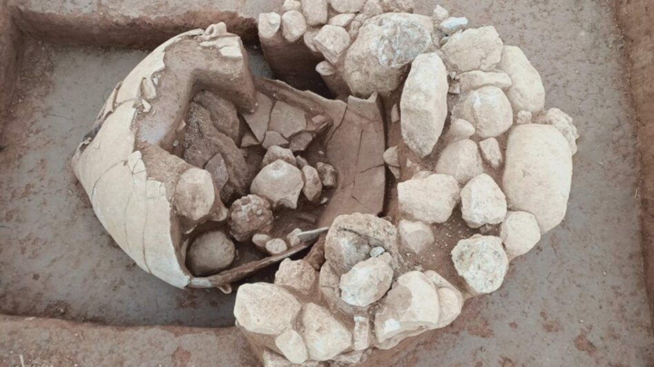 Αρχαιολογικός θησαυρός στη Ραφήνα: Ταφή σε πίθο φέρνει στο φως την Πρώιμη Εποχή του Χαλκού - Φωτογραφίες