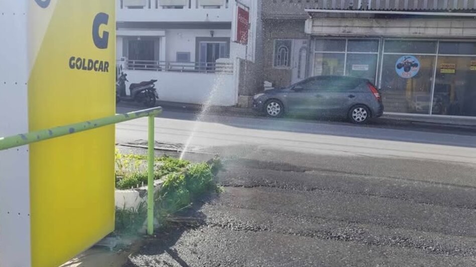 Μεγάλη διαρροή νερού από την Παρασκευή, στη λεωφόρο Ικάρου
