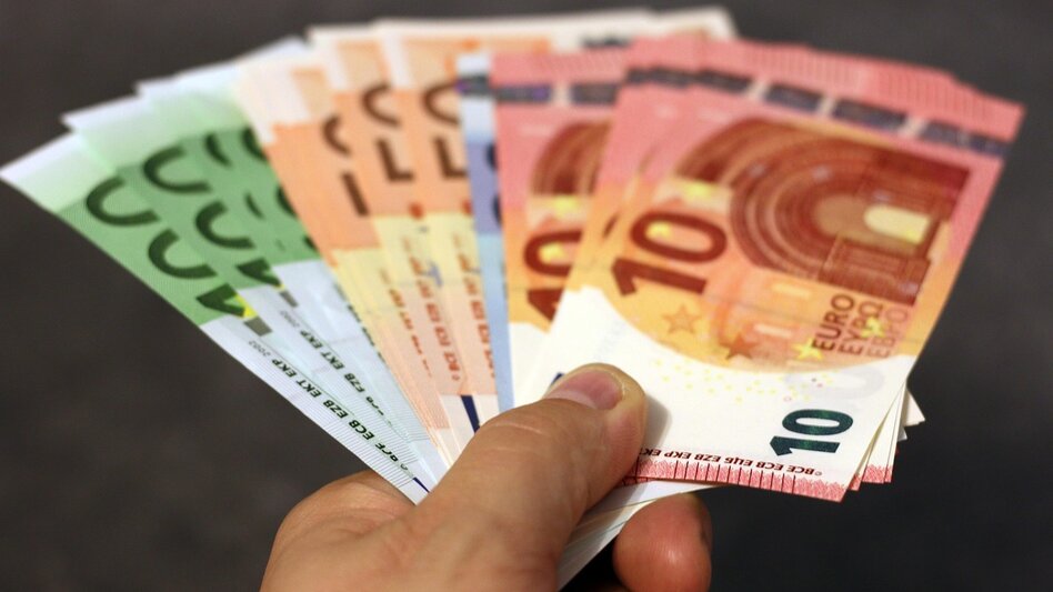 Τι αλλάζει στον κατώτατο μισθό: Η τελευταία αύξηση το 2027 και ο νέος τρόπος υπολογισμού από το 2028