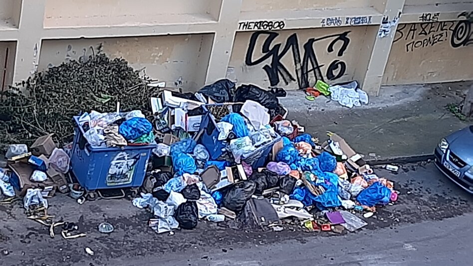 Ηράκλειο: "Τα σκουπίδια έγιναν... καθημερινότητα στη γειτονιά μας, άσχημα μηνύματα για τα παιδιά μας"