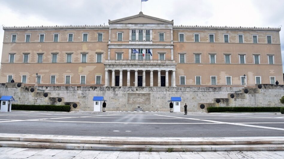 Στη Βουλή το νομοσχέδιο για τους δημόσιους υπαλλήλους