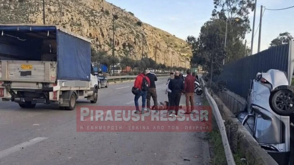 Σοκαριστικό τροχαίο στο Σχιστό: Αυτοκίνητο παρέσυρε πεζό και κατέληξε σε χαντάκι