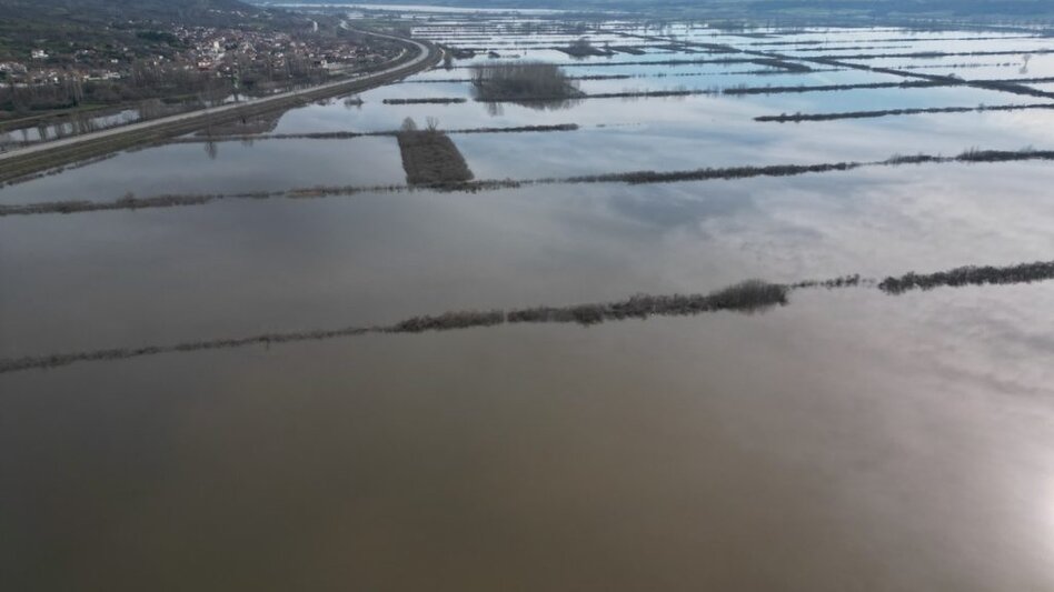 Δύσκολη νύχτα στον Έβρο: 150 χιλιάδες στρέμματα κάτω από τα νερά