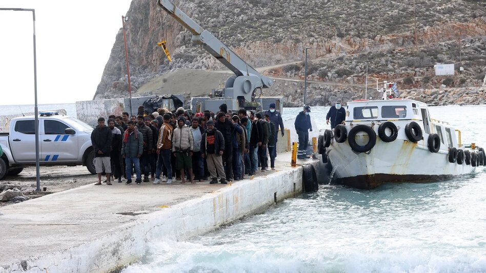 Χειροπέδες σε δύο για τους μετανάστες της Τετάρτης
