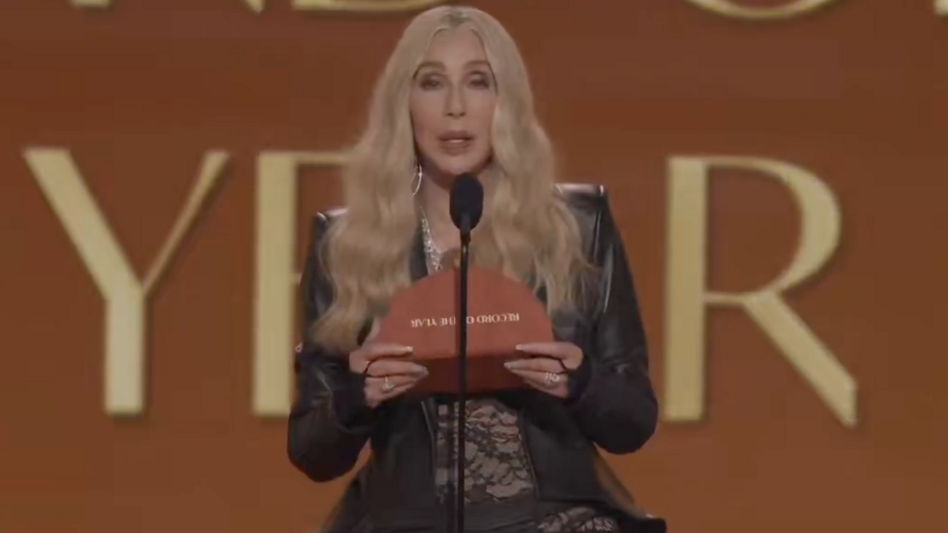 Grammy 2026: Η χαοτική εμφάνιση της Cher και η αμηχανία που προκάλεσε