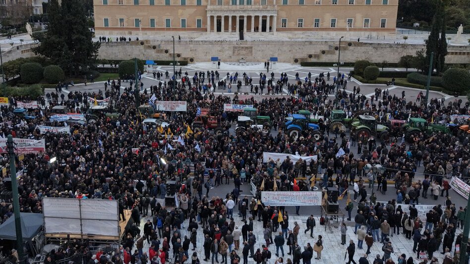 Πανελλαδικό αγροτικό συλλαλητήριο: Έξω από τη Βουλή τα τρακτέρ, οι αγρότες θα διανυκτερεύσουν στο Σύνταγμα 