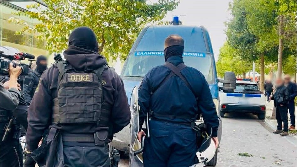 Ηράκλειο - Κύκλωμα με αλλοδαπούς: Μετά από πέντε μήνες στη φυλακή, ελεύθερη υπό όρους η 44χρονη συνιδιοκτήτρια του ιδιωτικού ΚΕΠ 