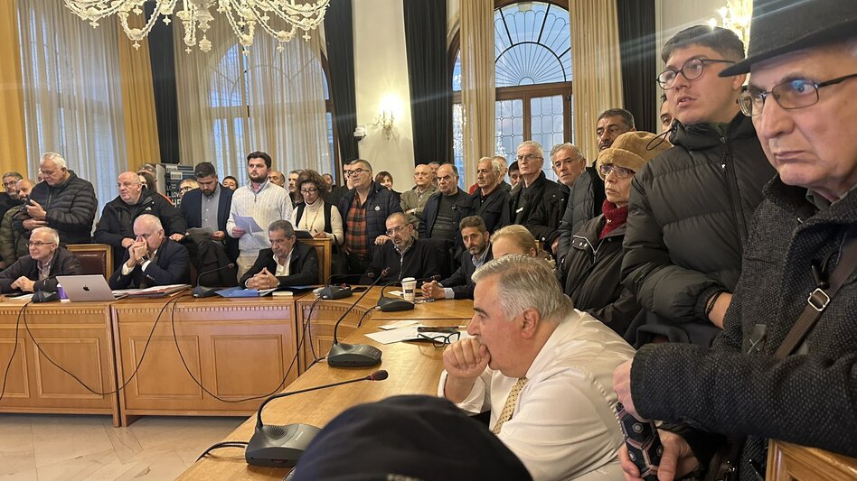 Δημοτικό Συμβούλιο: Διαμαρτυρία πολιτών για τη φημολογούμενη εγκατάσταση δομής μεταναστών στις Μαλάδες