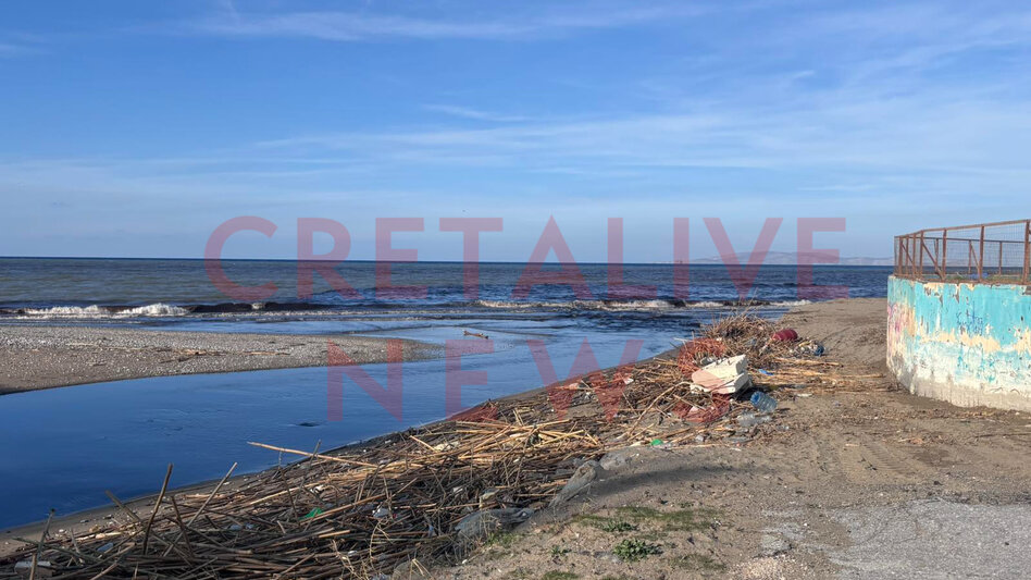 Γάζι: Ρύπανση από ρέμα μετέτρεψε τη θάλασσα σε «μαύρη λίμνη» - Συνελήφθη ένας 42χρονος