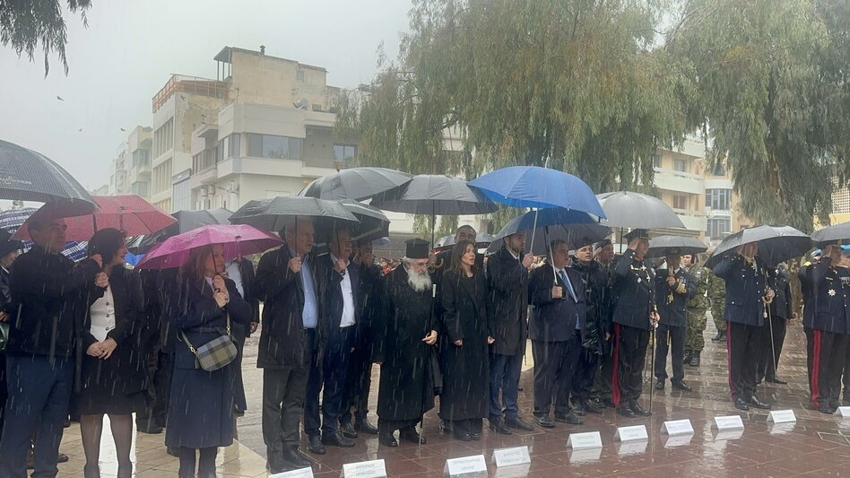 Ρίγη συγκίνησης την 25η Μαρτίου: Έψαλλαν τον Εθνικό Ύμνο υπό καταρρακτώδη βροχή! (video)