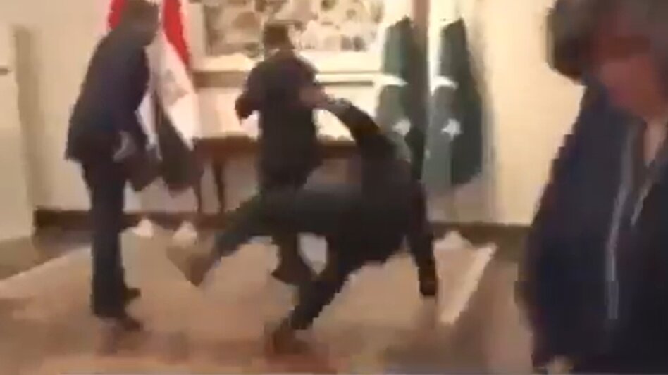 Η εντυπωσιακή πτώση του Πακιστανού ΥΠΕΞ στη συνάντηση των διαμεσολαβητών στο Ισλαμαμπάντ - Βίντεο