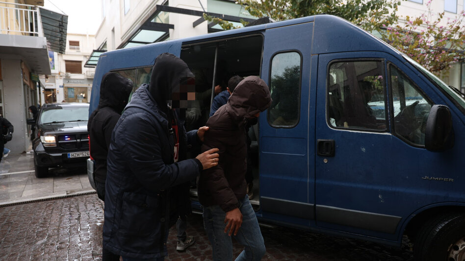 Κύκλωμα με αλλοδαπούς: στη φυλακή υπάλληλος του ΚΕΠ, ελεύθεροι με όρους συνάδελφοι του και «εικονικοί εργοδότες»