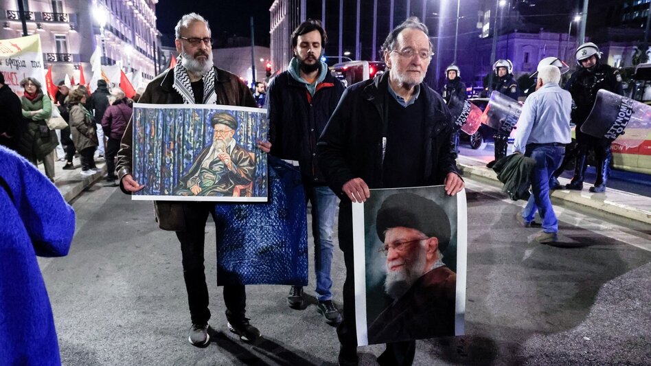 Ξεσπά ο φωτορεπόρτερ που απαθανάτισε τον Λαφαζάνη με το πορτρέτο του Χαμενεΐ
