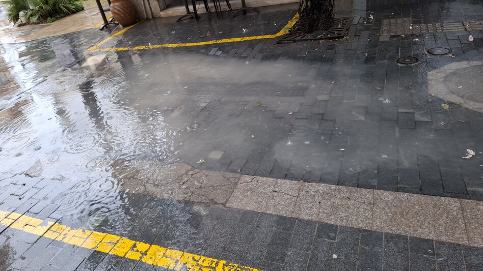 Η βροχή "αποκάλυψε" την εγκατάλειψη: Λακκούβες - παγίδες στους πεζόδρομους του Ηρακλείου