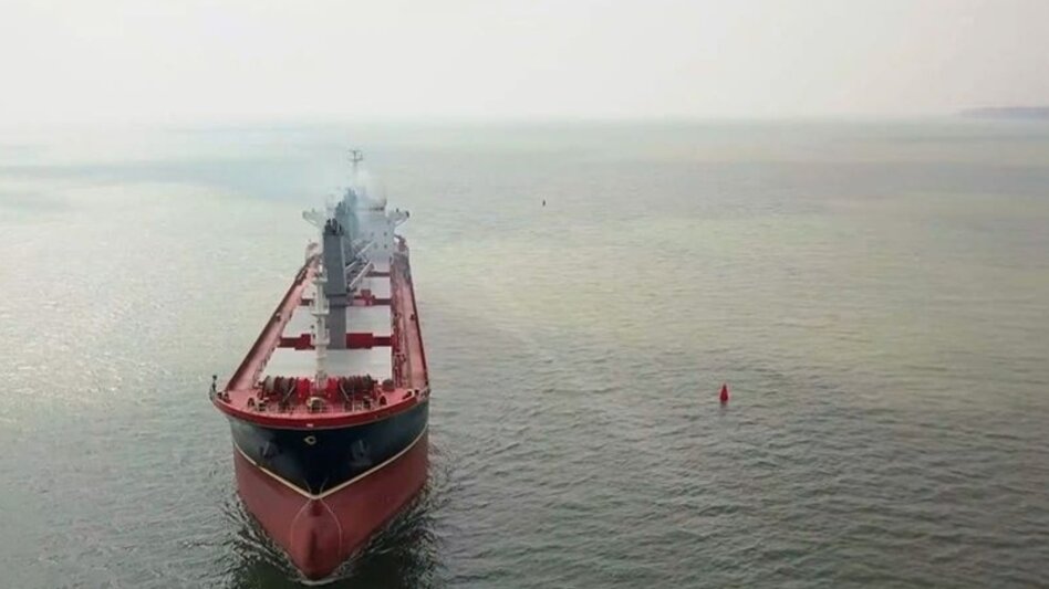 Αναφορές για πυροβολισμούς κατά τη διέλευση πλοίων στα Στενά του Ορμούζ