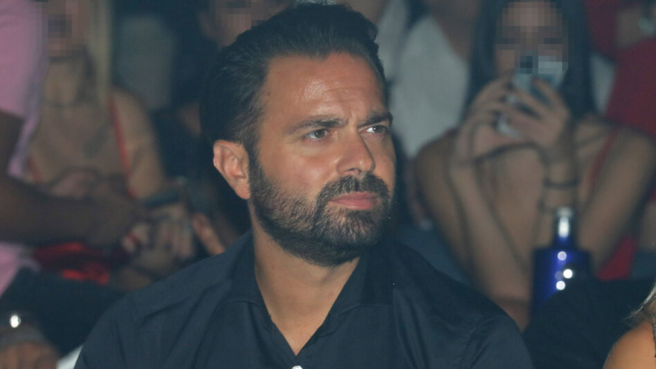 Θύμα επίθεσης ο Ηλίας Βρεττός ενώ τραγουδούσε στην Κύπρο: Τον χτύπησε θαμώνας, ήταν σοκαριστικό, λέει συνάδελφός του