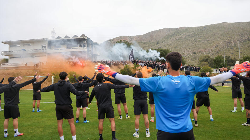 Ο ΟΦΗ «σήκωσε» την κούπα με τον κόσμο