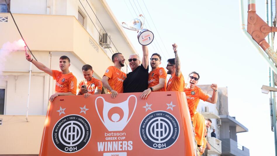 LIVE ΕΙΚΟΝΑ: Η παρέλαση του κυπελλούχου ΟΦΗ στο Ηράκλειο - Δείτε πλάνα από drone