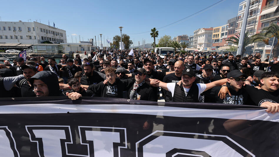 Εντυπωσιακές εικόνες: Οι φίλοι του ΟΦΗ έκαναν τον Βόλο... Καμίνια