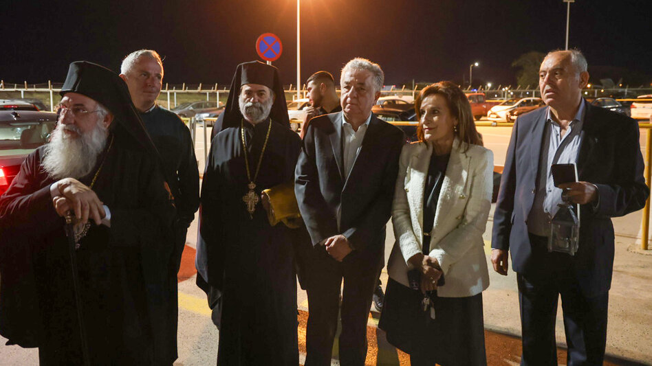 Το Άγιο Φως στην Κρήτη – Με κατάνυξη η υποδοχή