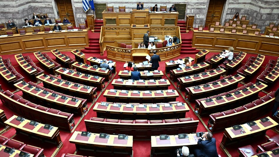 Επιτροπή Αναθεώρησης του Συντάγματος: Η κοινοβουλευτική «αντιμαχία» για το μερικό ασυμβίβαστο βουλευτή και υπουργού
