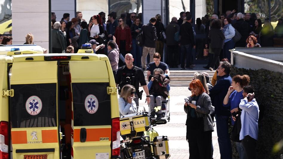 89χρονος με καραμπίνα «έσπειρε» τον τρόμο στην Αθήνα: Πέντε τραυματίες από τη διπλή επίθεση σε ΕΦΚΑ και Εφετείο