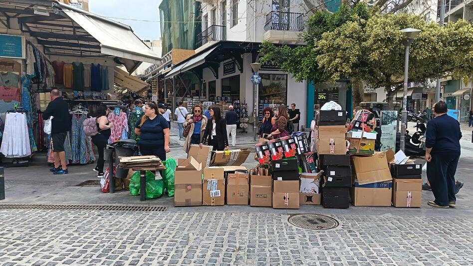 Τα σκουπίδια έκλεισαν ξανά την είσοδο της 1866!