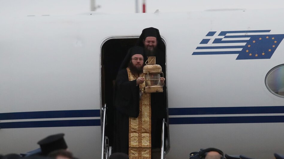 Έφτασε στην Ελλάδα το Άγιο Φως - Πότε αναμένεται στην Κρήτη