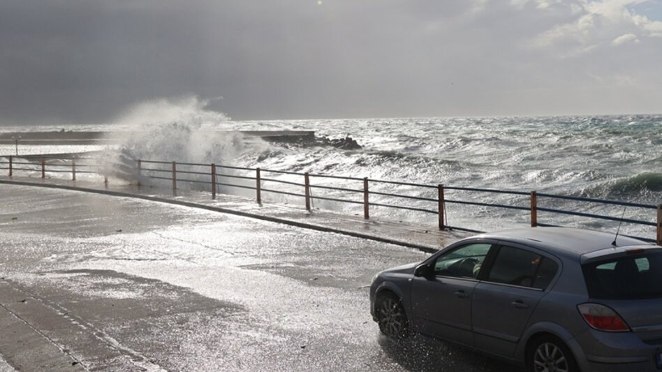 Θυελλώδεις άνεμοι σάρωσαν το Νότιο Αιγαίο – Ζημιές και ακυρώσεις πτήσεων